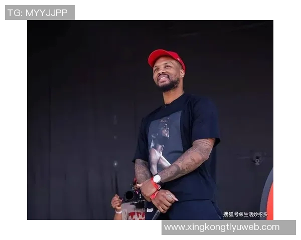 开拓者官方发布庆祝海报利拉德与杨瀚森携手替补席欢庆胜利