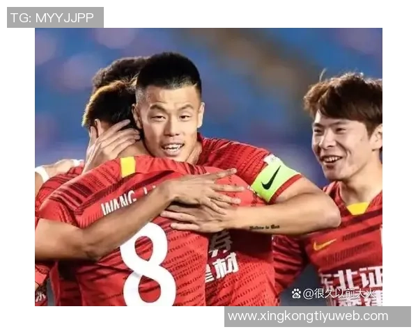 老友重聚亚泰主帅苏亚雷斯与国安队工作人员深情相拥展现友谊之情